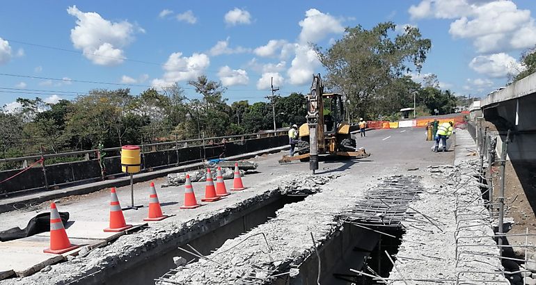 demolicin del puente vehicular sobre el ro Chico