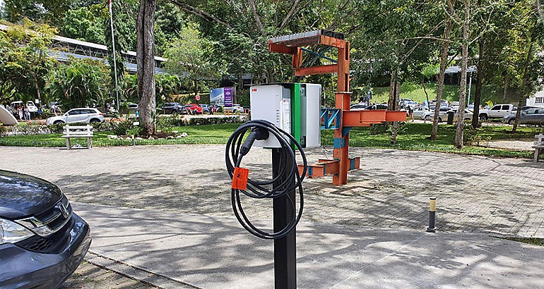 Instalan cargador para autos elctricos en la UTP