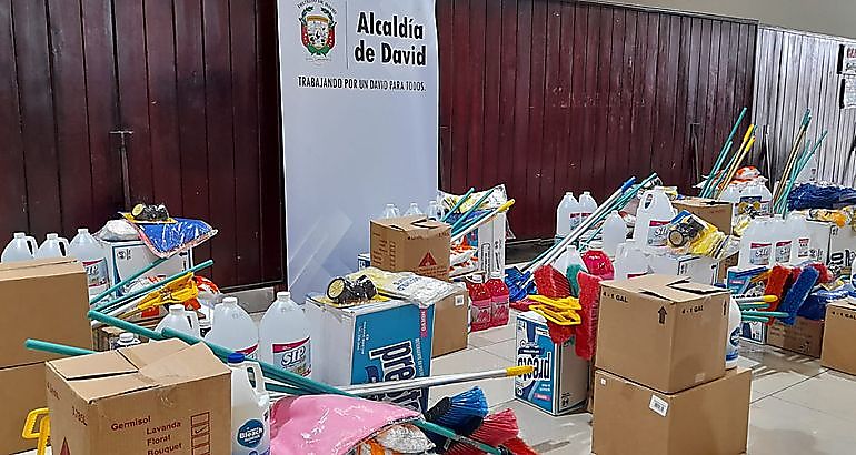 Alcalda de David MEDUCA y PNUD entregan productos de limpieza a 35 centros educativos