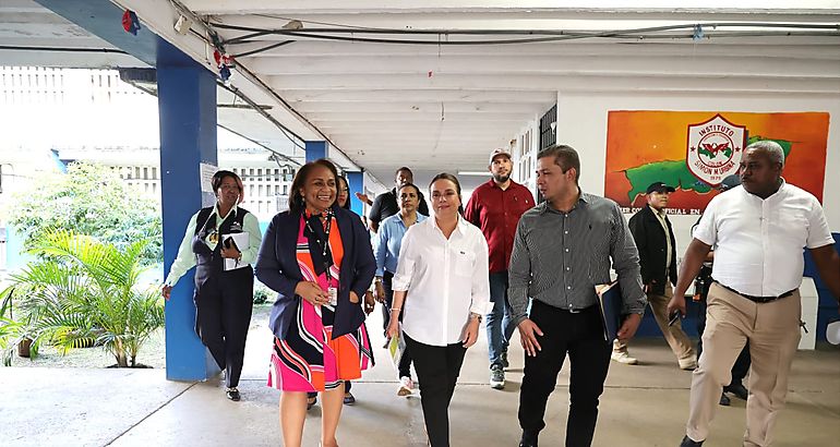 Ministra se rene y atiende necesidades de escuelas emblemticas de Coln