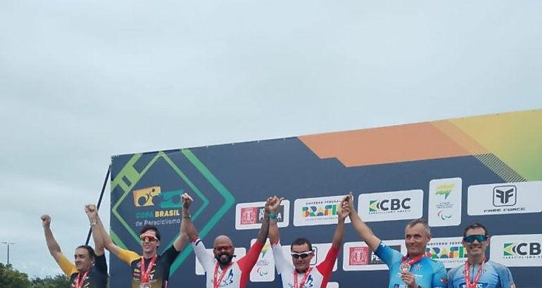 El paraciclistas Geovanni Ibarra junto a su gua Javier Barrios lograron medalla de oro en copa Brasilera de Paraciclismo