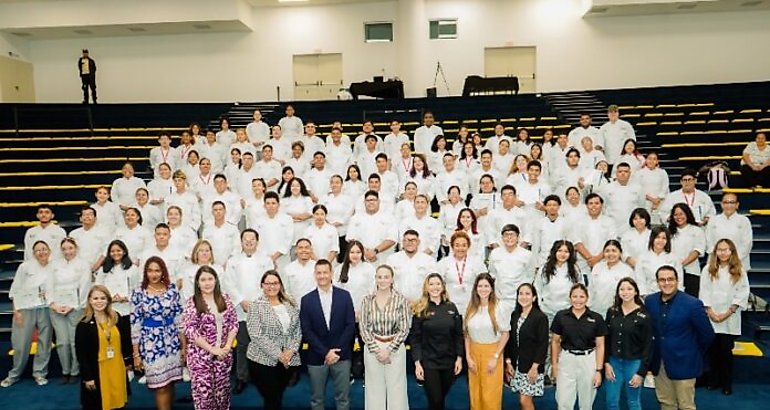 Jvenes estudiantes se gradan en artes culinarias