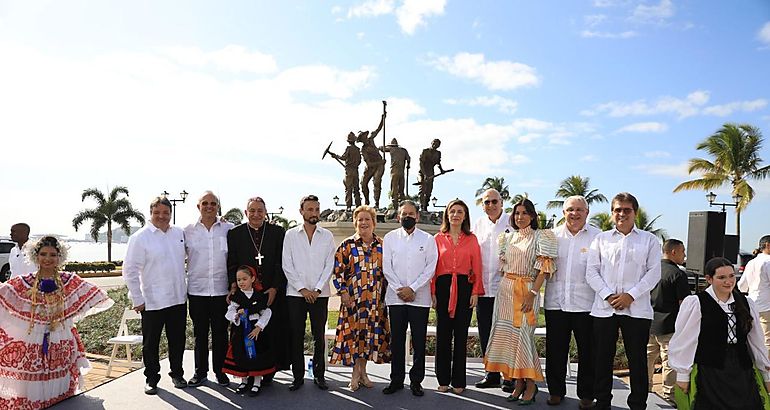 Monumento en honor a los gallegos que trabajaron en la construccin del Canal